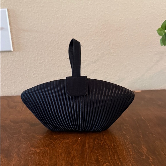 Vintage Chic Black Pleated Wristlet Clutch - Picture 1 of 5